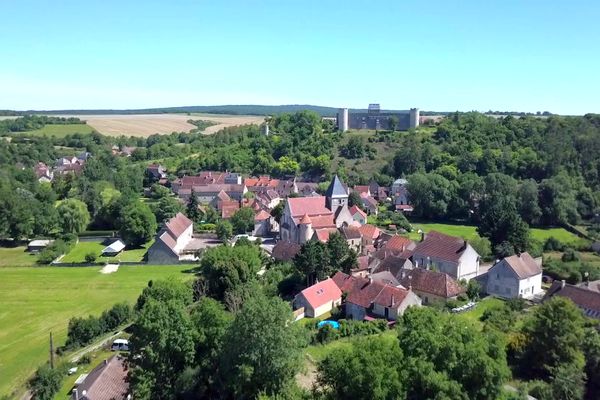 Druyes-les-Belles-Fontaines, commune de 300 habitants.