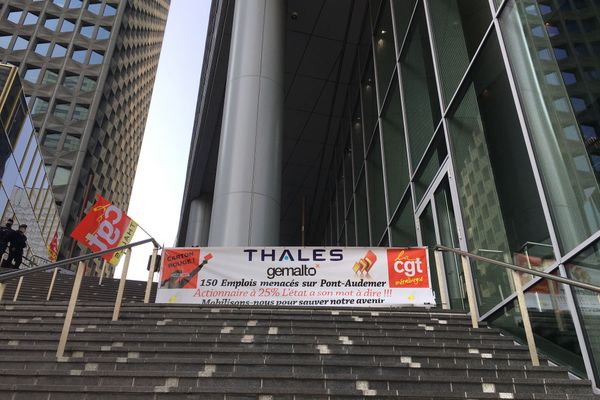 Un rassemblement a lieu ce vendredi 11 septembre 2020 au siège de Thalès à La Défense, alors que le groupe doit statuer sur l’avenir du site de Pont-Audemer dans l’Eure.