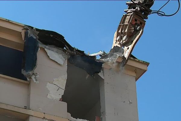 la destruction de l'immeuble D du petit-Bard, à Montpellier a débuté ce lundi. 