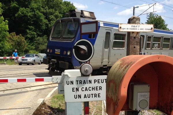 L'autocar s'est retrouvé coincé entre les barrières.