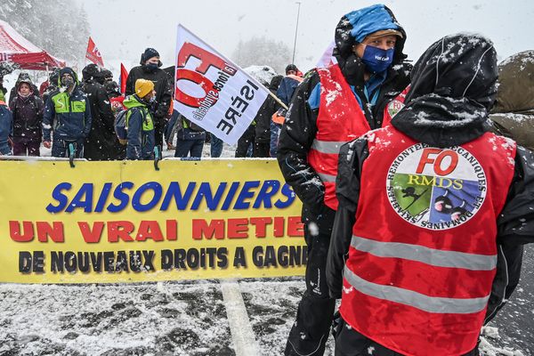 Des saisonniers ont manifesté contre la fermeture des remontées mécaniques le 1er février 2021 près de Modane, en Savoie.