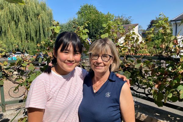 Yifan, lycéenne et Muriel Pelletier, déléguée Est de l'association Jeunesse Etudes Voyages. Muriel a accueilli Yifan dans sa famille en attendant son retour en Chine.