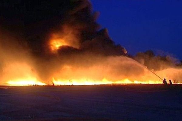 Mudaison (Hérault) - les pompiers luttent contre le feu qui ravage 36.000 caisses plastiques - 12 août 2015.