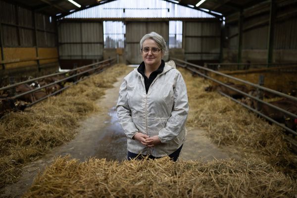 Nadège Boulanger pose dans son élevage de chèvres de Saint-Domineuc, en Ille-et-Vilaine