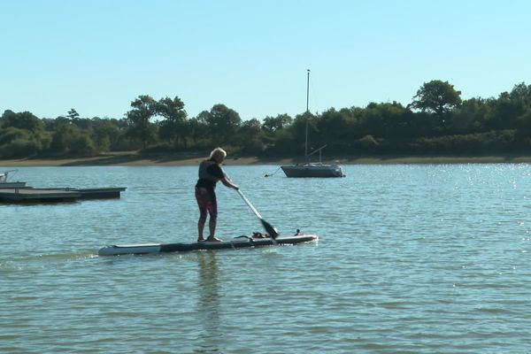 L'élixir de jouvence pour cette Vendéenne de 69 ans : la pratique du stand-up paddle.