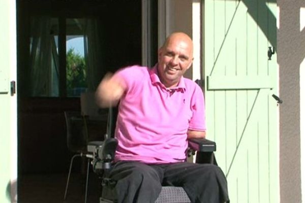 Philippe Croizon a retrouvé le sourire en même temps que son fauteuil.