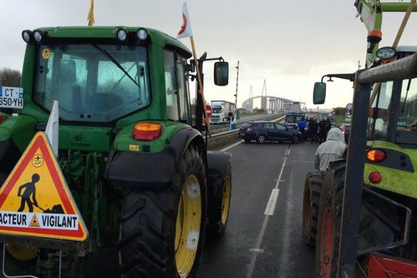 Une trentaine de tracteurs d'opposants au transfert de l'aéroport à Notre-Dame-des-Landes stoppés par les forces de l'ordre