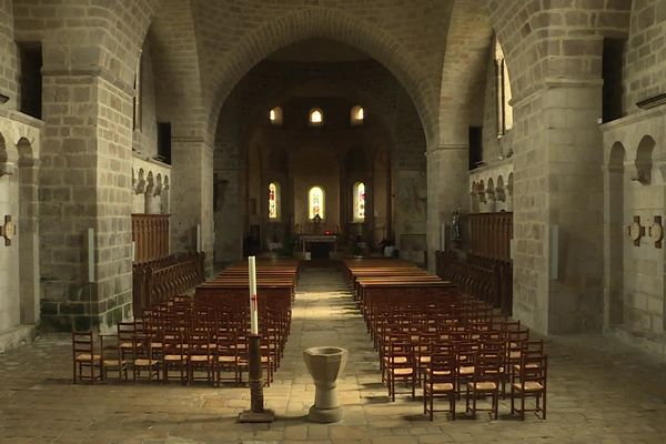 L'abbaye de Solignac désormais aux mains des moines bénédictins est au centre d'une pétition d'une partie des habitants.