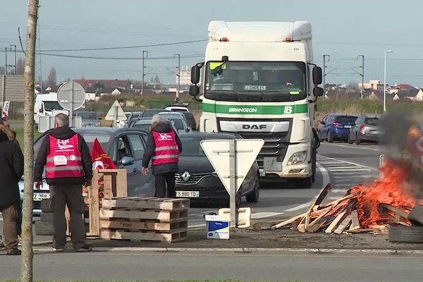 Plusieurs barrages filtrants rendent la circulation difficile sur la commune de Montoir-de-Bretagne, ce jeudi 16 mars.