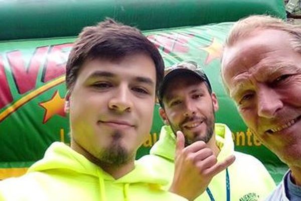 Iain Glenn a accepté d'être pris en selfie avec deux employés du parc. Une photo postée sur la page facebook de l'Aventure Parc.