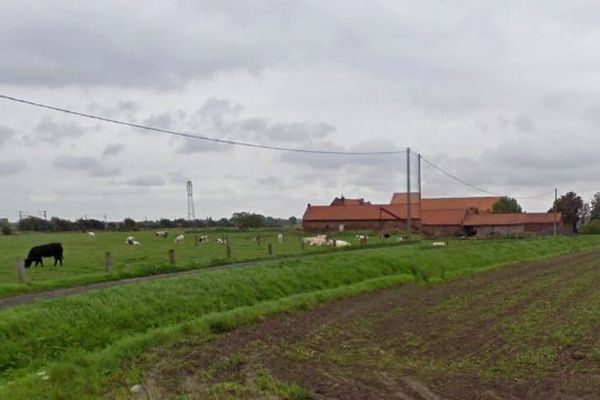 C'est une partie de la ferme située ruelle de la Blanche à Houplines qui a pris feu pour des raisons encore indéterminées