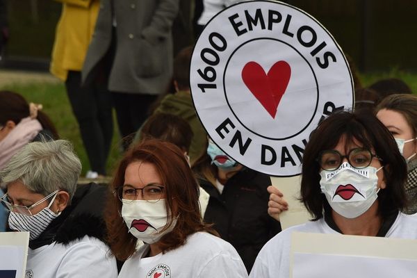 Le site Kidiliz de Saint-Chamond menacé de fermeture  : les salariés se mobilisent. Archives du 16/10/2020 - Mouvement de grève dans le groupe de fabricant de vêtements Kidiliz suite à l'annonce de nombreuses suppressions d emplois. 1600 emplois menacés en France, dont 200 sur le site de Saint-Chamond. 