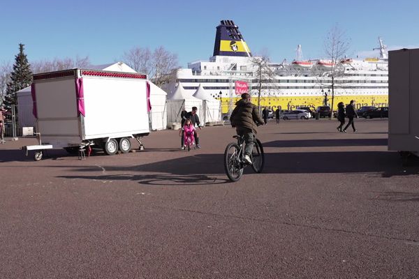 Les enfants étaient nombreux à être venus essayer leurs nouveaux cadeaux de Noël sur la place Saint-Nicolas de Bastia le 25 décembre.