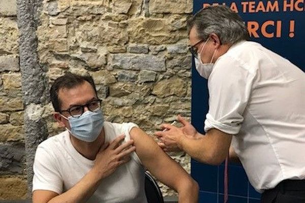 Le directeur général Raymond LE MOIGN et le président de la Commission médicale d’établissement Olivier CLARIS ont invité la presse à assister à leur injection.