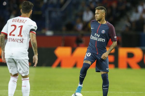 Le Parisien Neymar face au Toulousain Durmaz