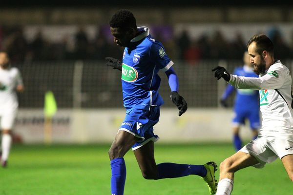 Coupe De France De Football Angouleme Et Niort Se Qualifient Pour Le 8eme Tour