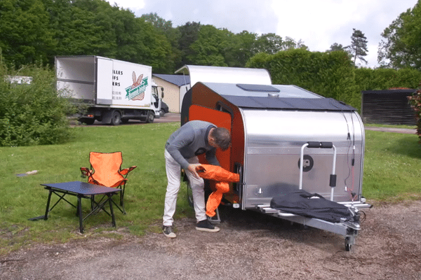 Cette caravane insolite est fabriquée par une entreprise normande.