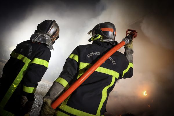 Illustration de sapeurs-pompiers en intervention.