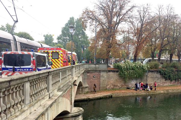 Après avoir été secouru par des passants, l'homme a sauté une deuxième fois du quai Schoepflin.