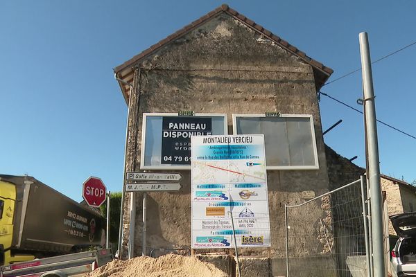 La petite commune de Montalieu-Vercieu a reçu le titre de "ville moche de France", décerné par l'association Paysages de France, à cause des nombreux panneaux publicitaires qui ornent les rues et les façades de maisons