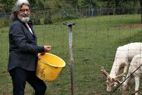 Pendant le confinement, Michel a assuré l'entretien de son parc et prend soin de ses animaux. Il attend le retour des amoureux de la nature à Le Favril.