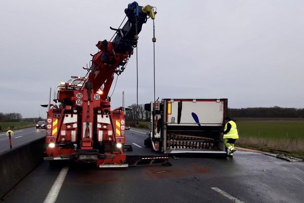 Vinci doit décharger le poids lourd, couché sur l'A28, avant de pouvoir dégager les voies.