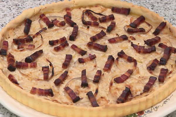 Traditionnellement, la tarte à l'oignon se mangeait sans lard le vendredi et avec le dimanche.