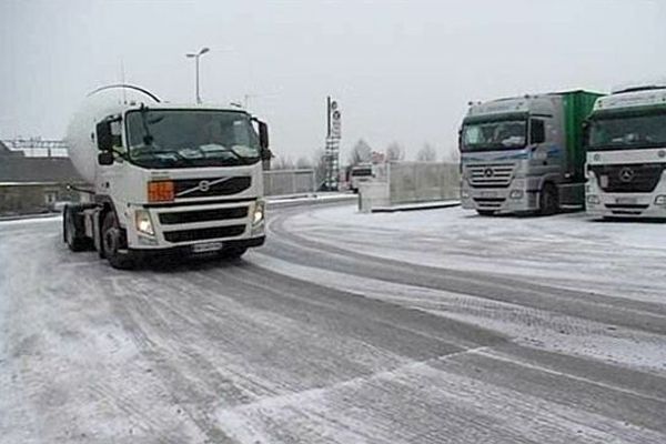 Les camions sont interdits sur l'A84 et la RN13 / Vendredi 18 janvier 2013