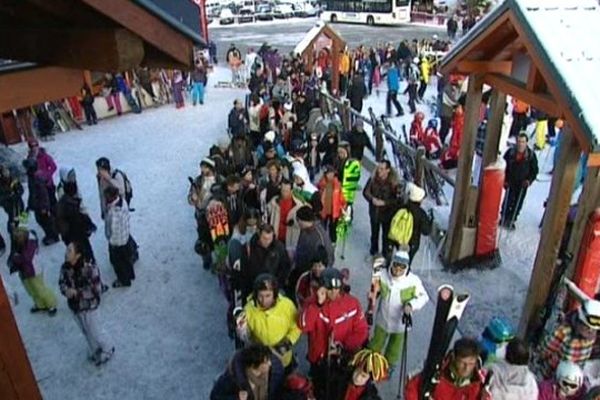 A Villard-de-Lans, les skieurs étaient nombreux à attendre pour acheter un forfait dimanche matin. 