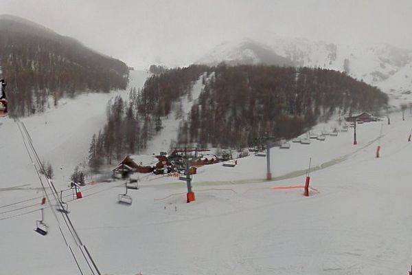 Les remontées mécaniques de la station d'Auron à l'arrêt ce lundi. 