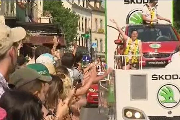 Dans les rues de la ville-départ, la caravane publicitaire connait un succès aussi populaire que les cyclistes.