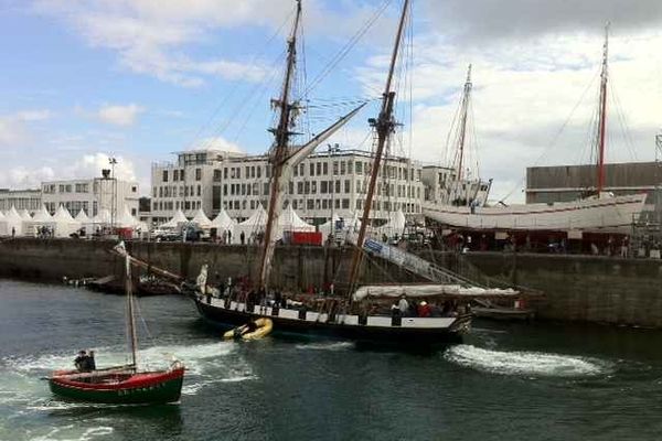 Balai de voiliers dans le port de Brest