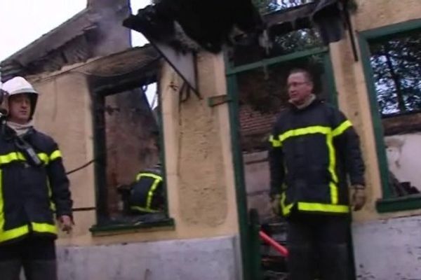 La maison a été totalement détruite par les flammes. L'incendie a couté la vie à l'occupante de l'habitation.