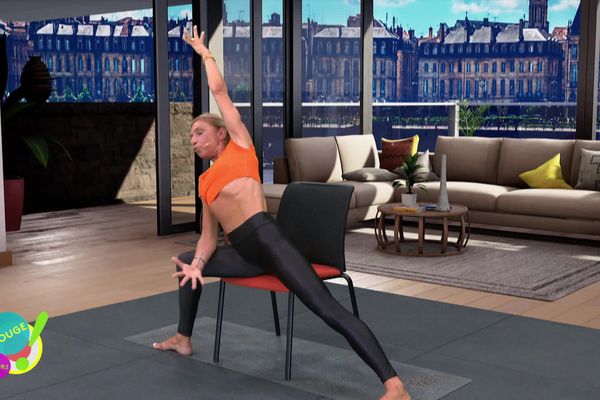 Une séance de yoga sur chaise avec Valérie Copin dans "Alors On Bouge en région".