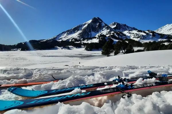 La neige est au rendez-vous aux Angles dans les Pyrénées-Orientales, mais la tramontane qui a furieusement soufflé ces derniers jours a glacé de nombreux secteurs. Résultat : la trace catalane, célèbre course d'endurance à ski, prévue dimanche 14 janvier, est annulée.