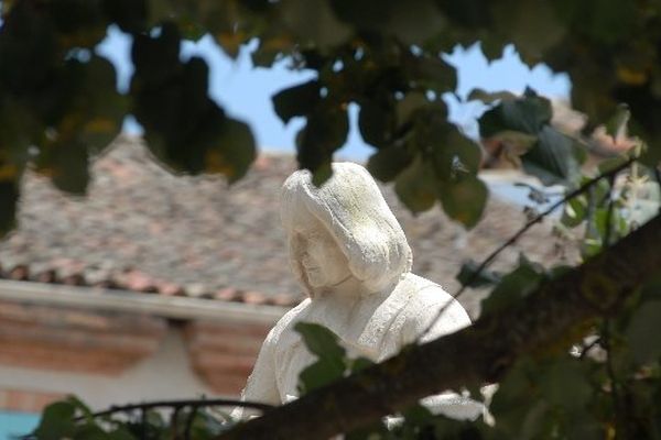 Le buste de la statue actuelle de Fermat qui trône au centre de Beaumont-de-Lomagne, témoin des fêtes et marchés de la commune 