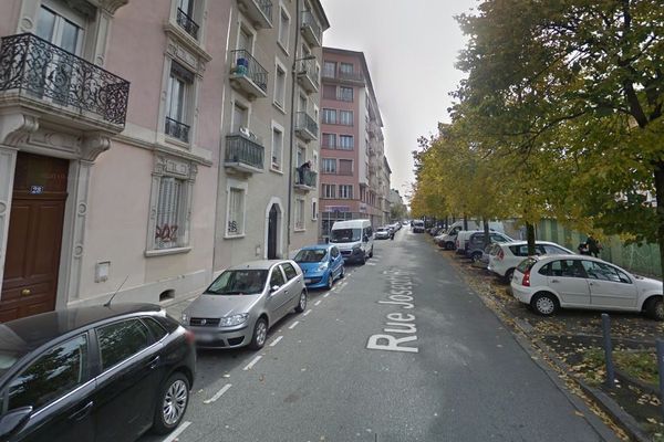 Le corps a été retrouvé rue Joseph Rey, à Grenoble.