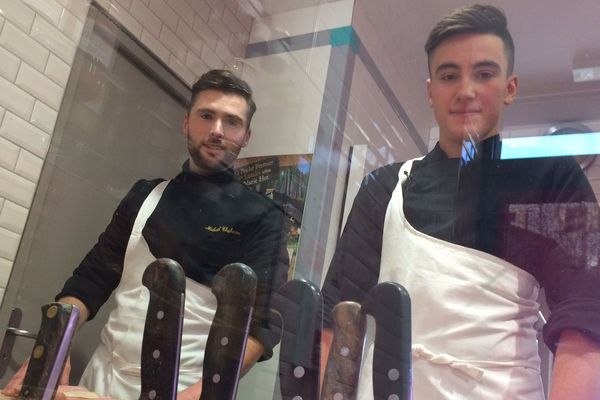 Il est déjà meilleur jeune boucher de France et il vise maintenant le concours international des jeunes bouchers. Gabin Benoît- Faisandier ( à droite) , 18 ans, apprenti à Saint-Privat d'Allier (43) est sélectionné pour ce grand rendez-vous. 