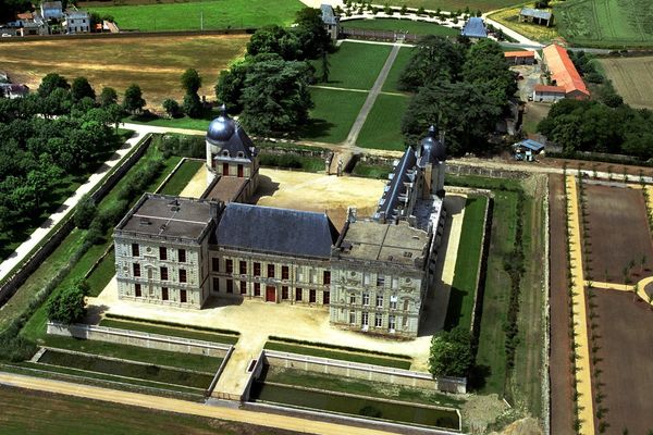 Le château de Oiron dans les Deux-Sèvres acueille une cinquantaine d'oeuvres d'art contemporain cet été en plus de sa collection permanente.