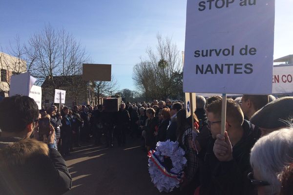 Lors de la précédente venue de Mme Elisabeth Borne, des manifestants devant la mairie de Saint-Aignan-de-Grand-Lieu.