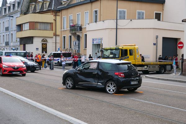 L'accident impliquant deux voitures a provoqué l'arrêt de la circulation des trams.