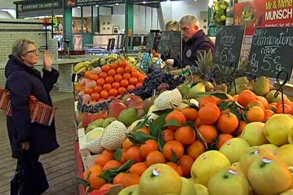 Peu de clients sur le marché des halles Boulingrin de Reims.