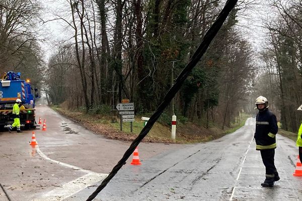 Sur la Départementale D48 entre Parly et Lindry, les pompiers de l'Yonne et les équipes d'EDF sont à pied d'oeuvre pour rétablir les lignes électriques endommagées par le coup de vent mardi 2 janvier 2024