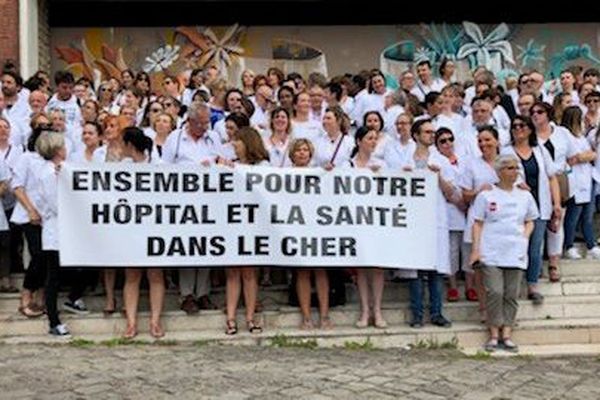 Bourges (Cher) :  rassemblement des personnels de santé pour alerter sur la pénurie récurrente de médecins - 2 juin 2018