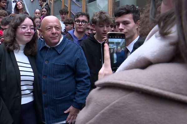 Le chef étoilé Thierry Marx pose avec une élève du lycée Kyoto de Poitiers