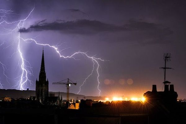 Orage et éclairs dans le ciel de Rouen 