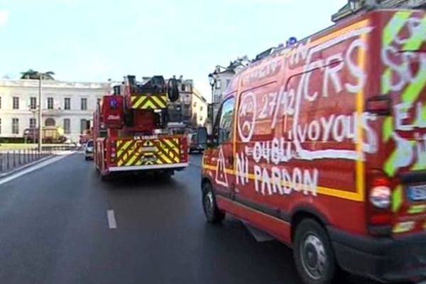 Les pompiers en défilé, ce lundi, devant la préfecture