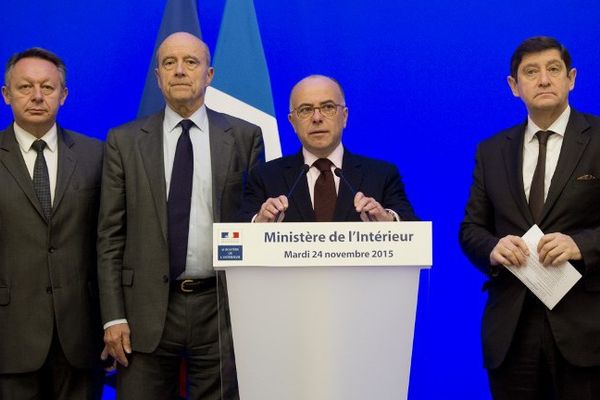 Thierry Braillard, secrétaire d'état aux sports; Alain Juppé, maire de Bordeaux et Président du club des sites d'accueil de l'Euro 2016, Bernard Cazeneuve, ministre de l'intérieur et Patrick Kanner, ministre de la ville, de la jeunesse et des sports.