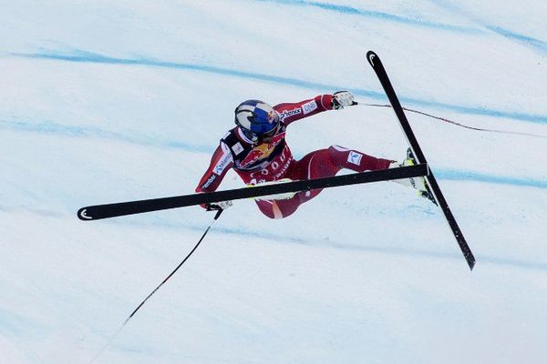 Aksel Lund Svindal chute lors de la descente à Kitzbuehel, en Autriche le 23 janvier 2016. 
