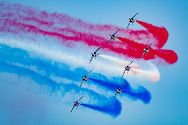 Pour le Metting aérien de France 2017 à Dijon, la Patrouille de France diffuse les couleurs bleu, blanc, rouge. Source: Bleuciel Airshow.